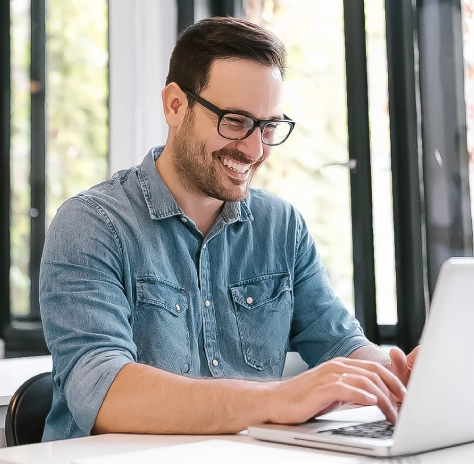 Imagem homem na frente do computador