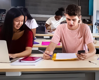 Imagem de jovem mexendo no computador