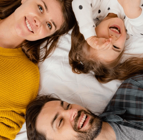 Imagem de família deitada