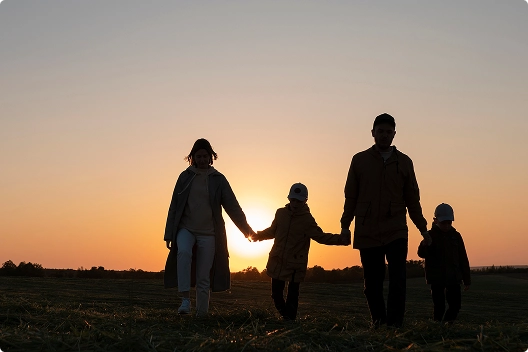 Imagem de família ao por do sol