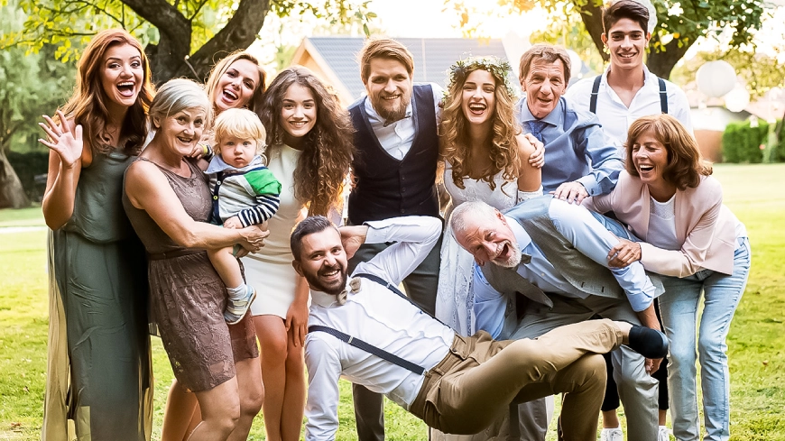 Imagem de família posando para foto