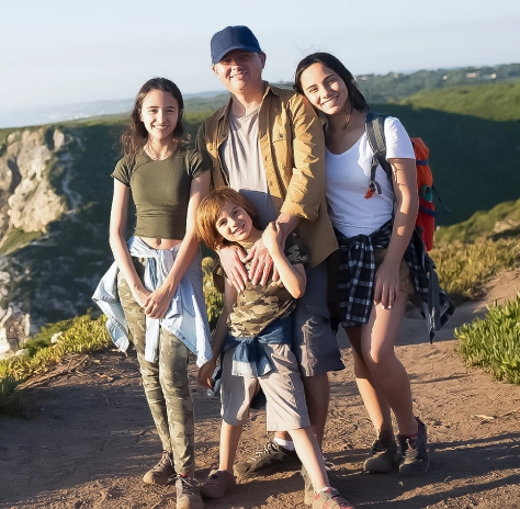 Imagem de família posando para foto na natureza