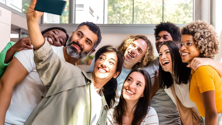 Imagem de jovens tirando uma selfie