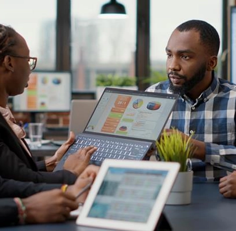 Imagem de homem e mulher em reunião